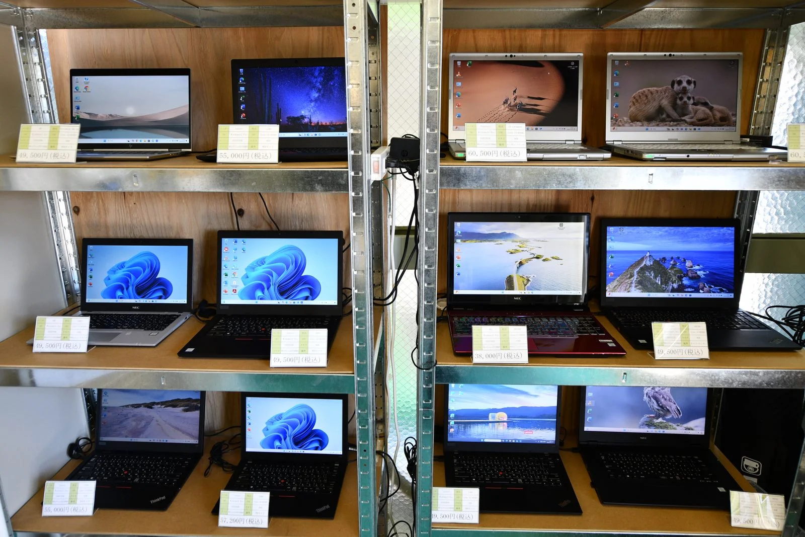 名古屋市北区のパソコンショップエムズ店内。整備済みの中古ノートパソコンが価格札つきで在庫棚に並んでいる